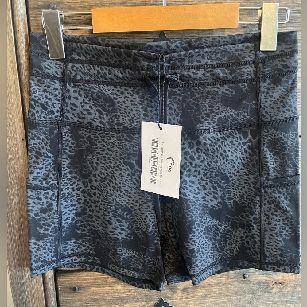 🖤 𝐙𝐘𝐈𝐀 NWT 𝐁𝐥𝐚𝐜𝐤 𝐋𝐞𝐨𝐩𝐚𝐫𝐝 𝐏𝐨𝐜𝐤𝐞𝐭 𝐃𝐫𝐚𝐰𝐬𝐭𝐫𝐢𝐧𝐠 𝐋𝐮𝐱𝐞 𝐇𝐮𝐬𝐭𝐥𝐞 𝐒𝐡𝐨𝐫𝐭𝐬 - 𝟐 - Picture 2 of 8